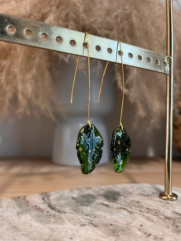Boucles d'Oreilles Tiges Dorées Feuille Résine Verte & Dorée | Style Bohème Fairy