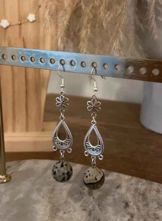 Boucles d’Oreilles Pendantes Argentées Jaspe Dalmatien Naturel | Fleurs & Breloques Bohèmes | Acier Inoxydable | Joie & Équilibre | Bijou Femme Fait Main France