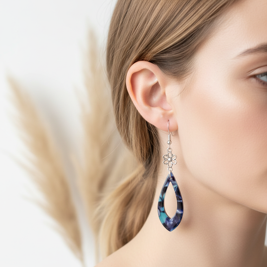 Boucles d’oreilles dormeuses argentées, pendentif goutte bleu marbré avec fleur.