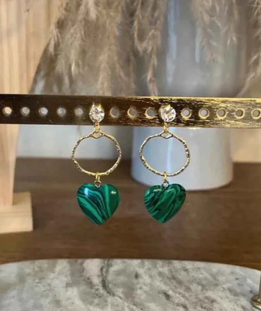 Boucles d’Oreilles Créoles Dorées Pendentif Cœur Malachite Naturelle | Acier Inoxydable | Équilibre & Protection | Bijou Femme Fait Main France