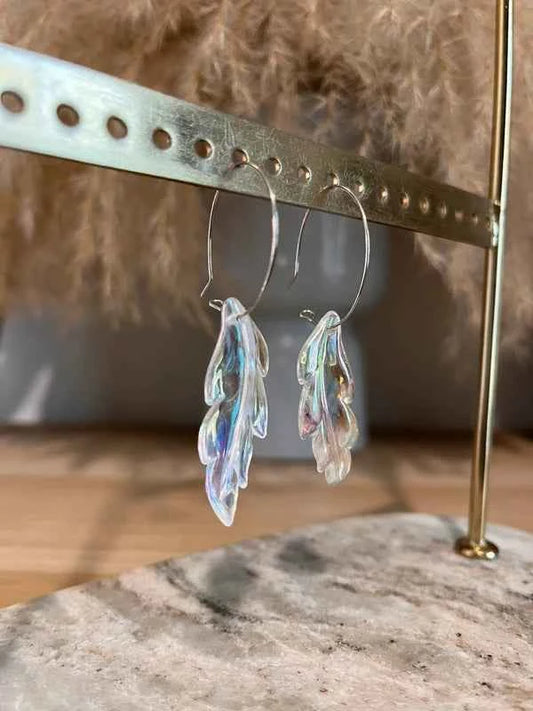 Boucles d’Oreilles Créoles Argentées Breloque Plume Irisée | Acier Inoxydable | Style Fairy & Bohème | Bijou Femme Fait Main France