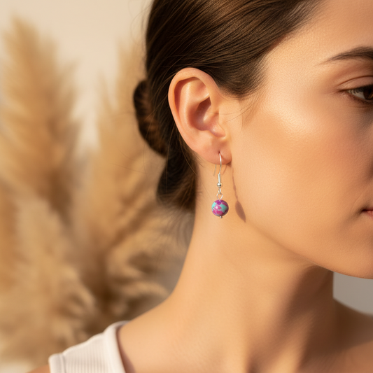 Boucles d’oreilles pendantes sur oreille, perle ronde turquoise et pourpre, crochet argenté