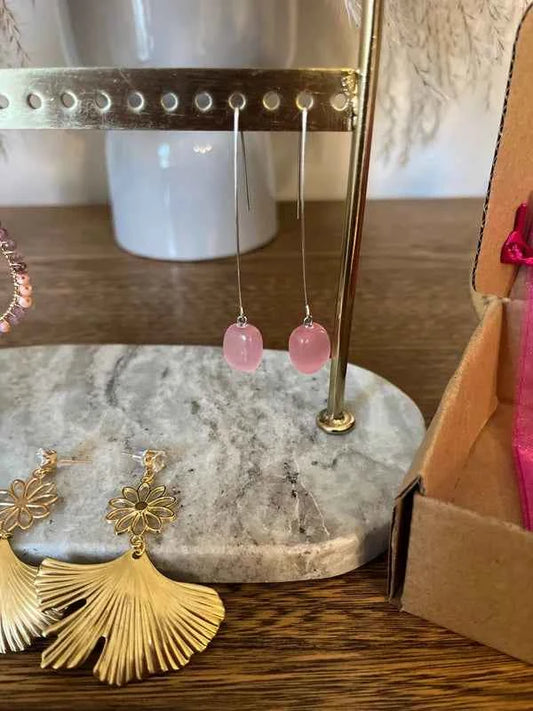 Parure Artisanale Quartz Rose 5 Pièces | Créoles, Pendantes, Clous & Bague Dorée | Acier Inoxydable | Coffret Romantique Bohème Femme Fait Main France