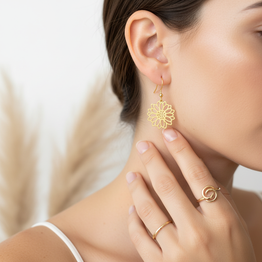 Boucles d'oreilles filigrane doré fleur bohème portées — bijou artisanal acier inoxydable 316L — PAPD