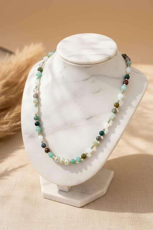Collier perles turquoise et nacre, multicolore blanc, noir et vert, chaîne dorée.