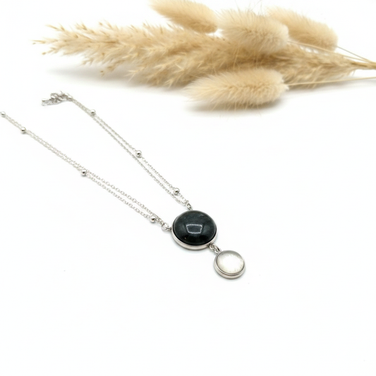 Collier chaîne argentée à deux cabochons ronds, labradorite noire et pierre claire