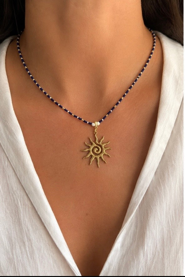 Collier marinère 44cm perles Miyuki Toho blanc cobalt or, nacre 4mm, breloque soleil, acier 316L. Livraison gratuite 🇫🇷 Bijou artisanal PAPD.