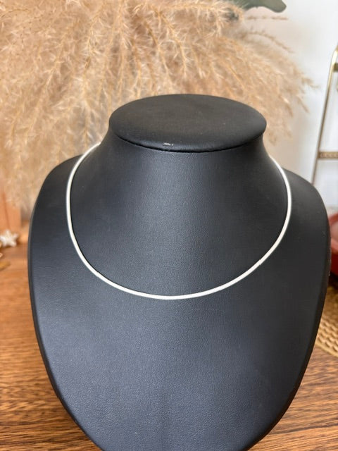Cordon de collier en simili cuir blanc, variante Blanc, longueur 45 cm avec chaînette de rallonge de 5 cm et fermoir mousqueton.