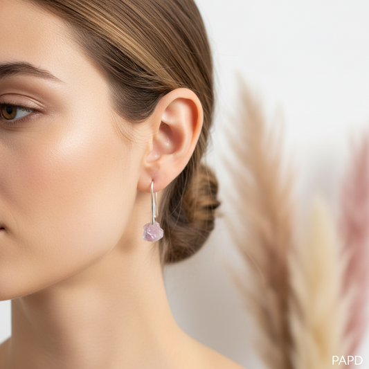 Boucles d’oreilles améthyste brute pendantes à crochet, portées sur l’oreille