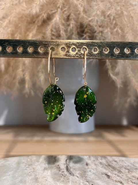Boucles d’Oreilles Créoles Feuille en Résine Vert ou Doré | Acier Inoxydable | Style Bohème Chic Féérique | Bijou Femme Fait Main France