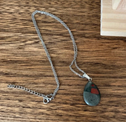Collier Chaîne Argentée & Jaspe Sanguin Goutte – Pierre Naturelle & Acier Inoxydable | PAPD