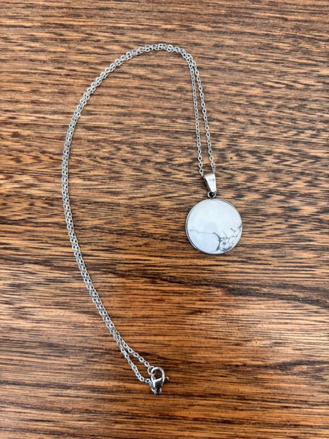 Collier Howlite Turquoise Blanche Cabochon Rond | Chaîne Argentée Inoxydable 44 cm