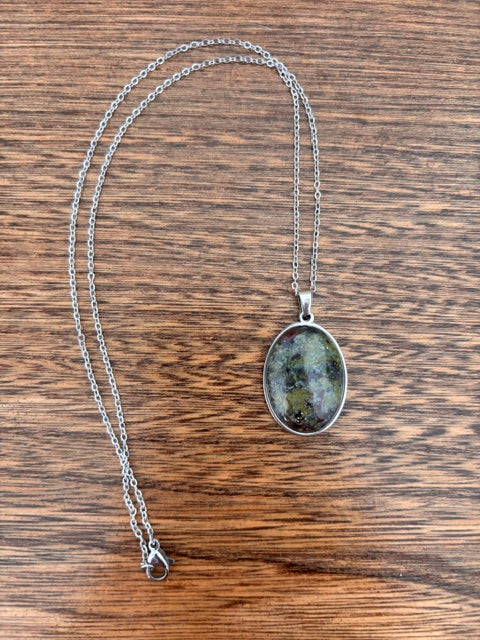 Collier Jaspe Sang de Dragon Cabochon 18x25 mm | Chaîne Argentée Inoxydable 44 cm