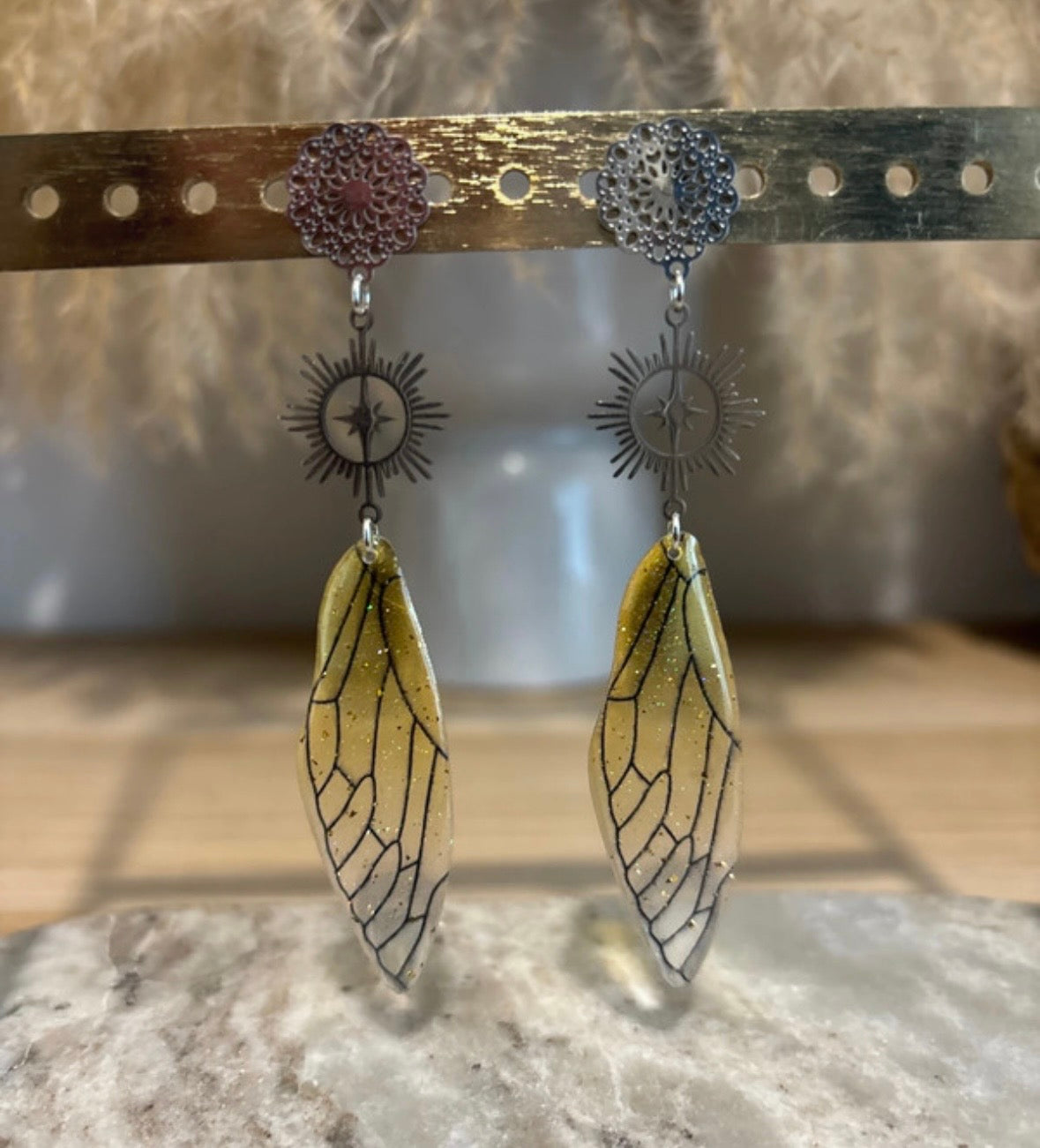 Boucles d’Oreilles Pendantes Dorées | Florale, Soleil Filigrane & Aile de Fée Pailletée | 9 cm