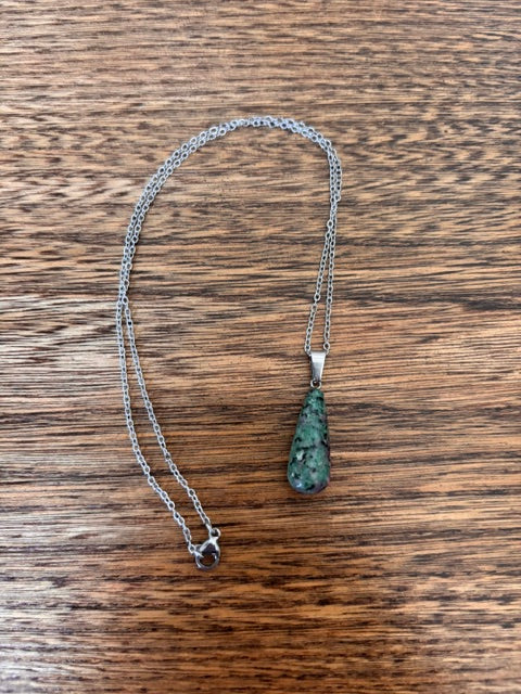 Collier Rubis Zoïsite Larme | Chaîne Maillon Argentée Inoxydable 44 cm