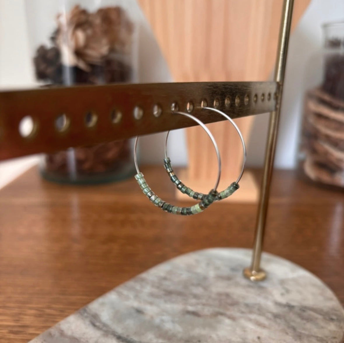 Créoles Perles Vertes aux Reflets Dorés | 3 cm | Acier Inoxydable | Or & Argent – PAPD