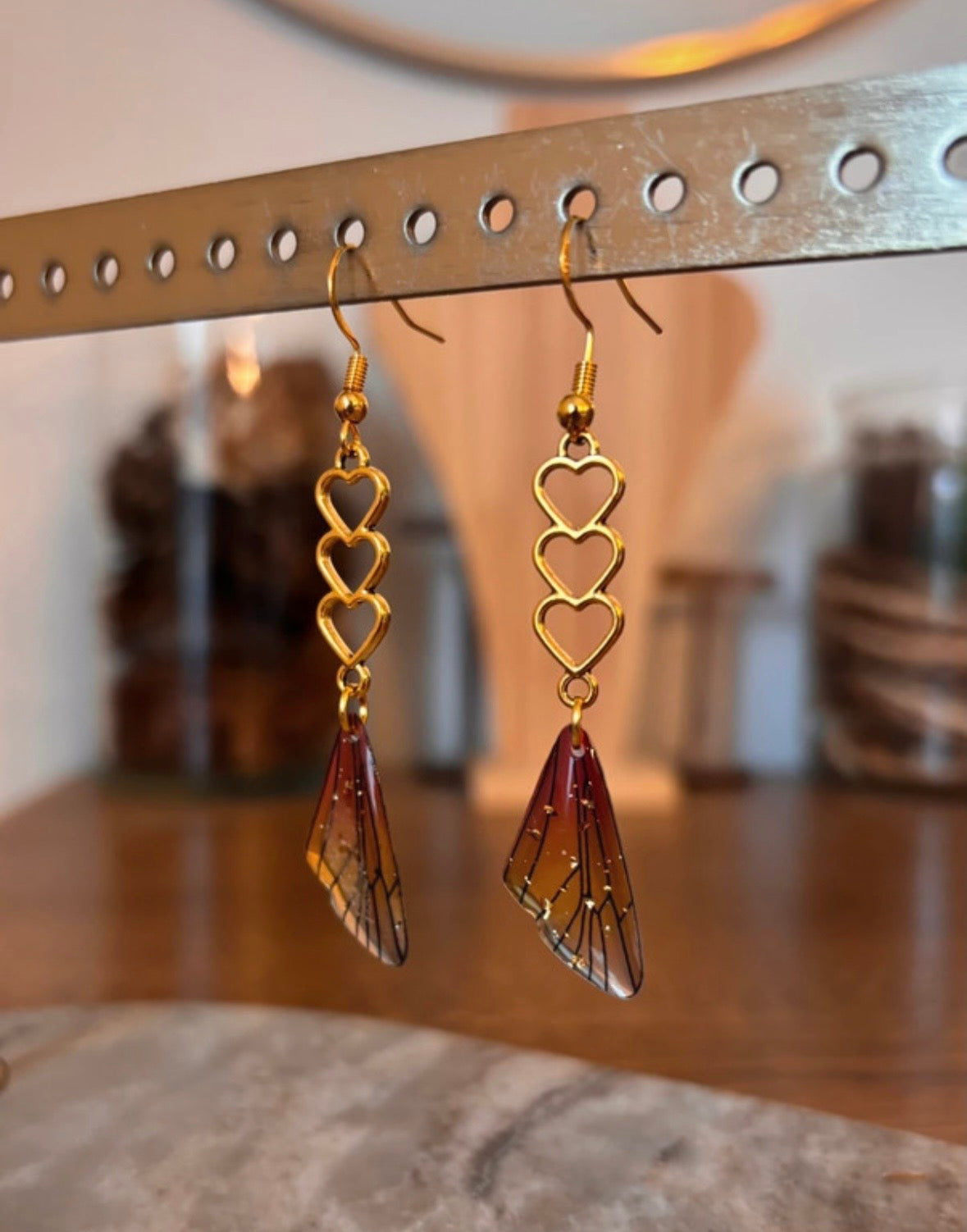 Boucles d'oreilles Fairycore | Cœurs Dorés & Ailes de Fée Rouge & Jaune Pailletées – Acier Inoxydable