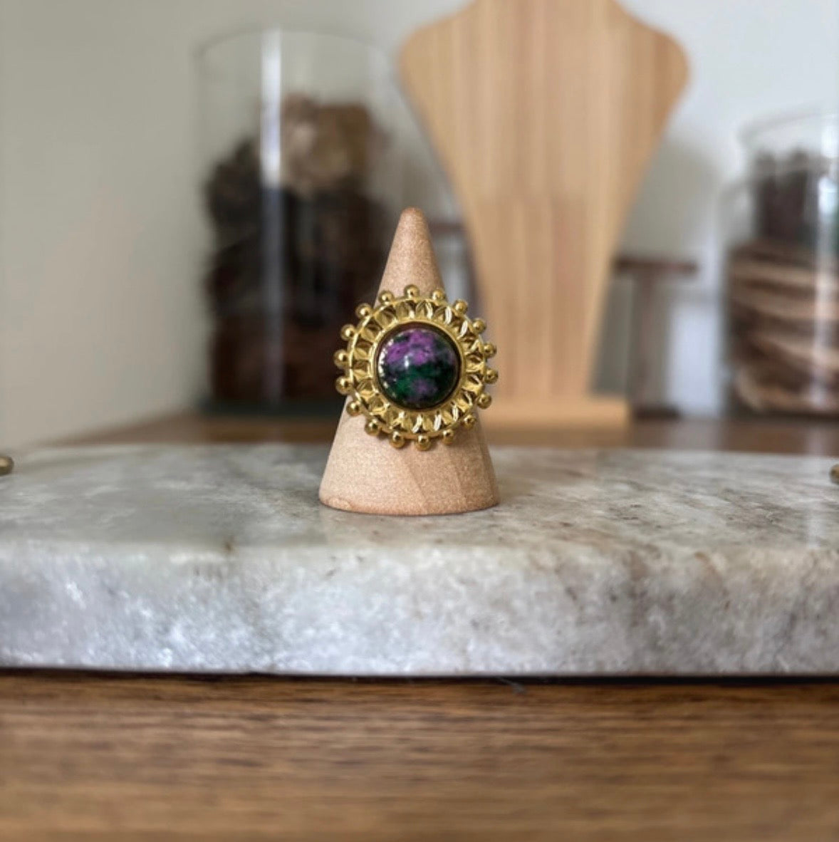 Bague Dorée Ajustable | Cabochon Rubis Zoïsite Pierre Naturelle 10 mm – Acier Inoxydable