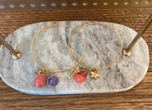 Créoles dorées avec breloques feuille, papillon, quartz cerise rouge et pierre bleue violette