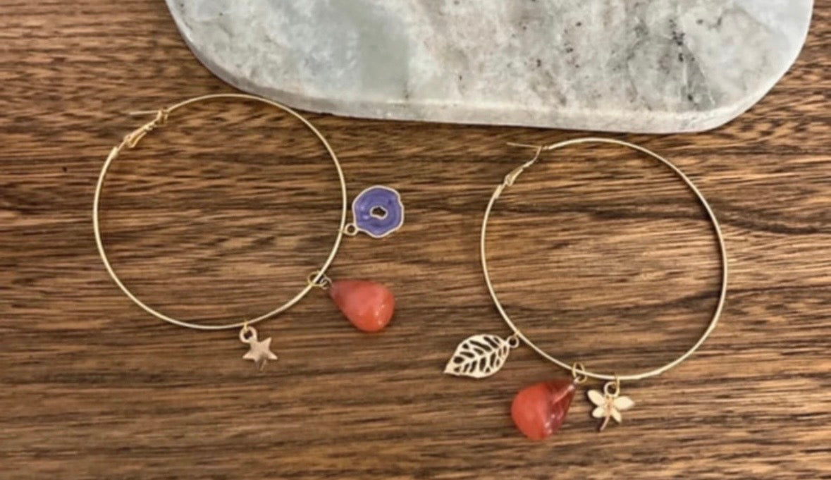 Créoles Dorées 7 cm | Charms Papillon Étoile Feuille & Quartz Cerise | Lithothérapie