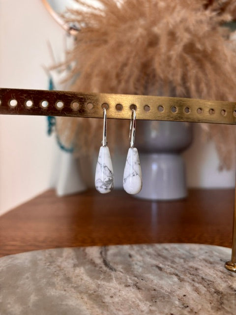 Boucles d'Oreilles Dormeuses Allongées Pierre Howlite (Turquoise Blanche) – Or ou Argent | Lithothérapie