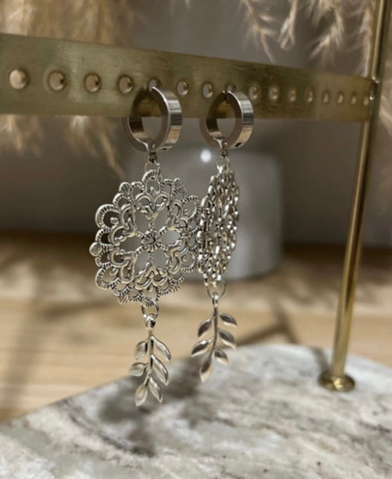 Boucles d'Oreilles Créoles Fleur Bohème & Feuille de Saule | Argenté Acier Inoxydable