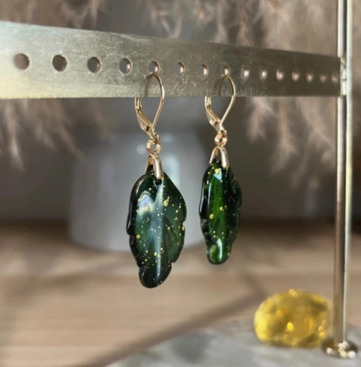 Boucles d'Oreilles Dormeuses Dorées Feuille Résine Verte Pailletée | Style Bohème Nature