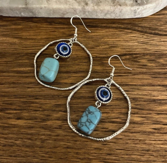 Boucles d'Oreilles Crochets Argentés – Pierre Naturelle Turquoise & Breloque Mauvais Œil