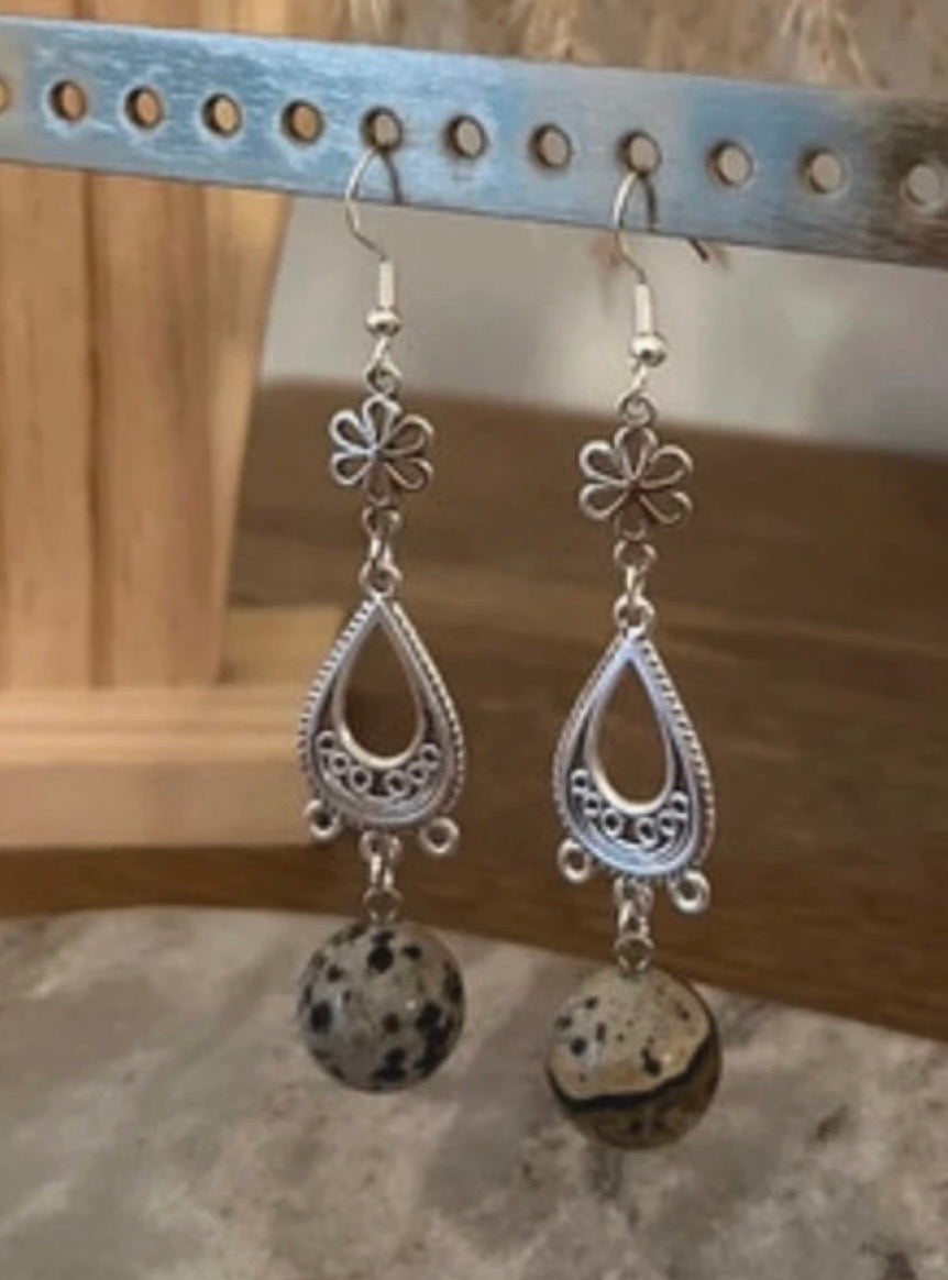 Boucles d'Oreilles Pendantes Jaspe Dalmatien & Fleur Bohème – Acier Inoxydable