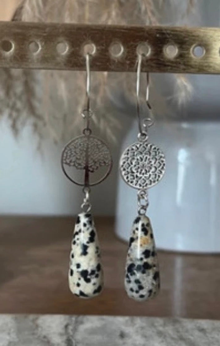 Boucles d'oreilles créoles argentées – Jaspe Dalmatien, fleur & Arbre de vie | Bijou bohème spirituel