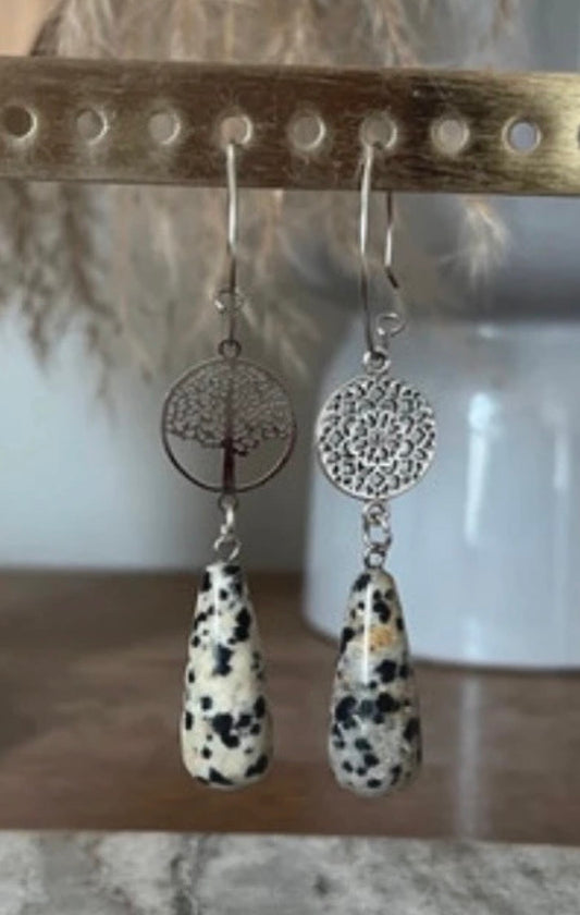 Boucles d'oreilles créoles argentées – Jaspe Dalmatien, fleur & Arbre de vie | Bijou bohème spirituel