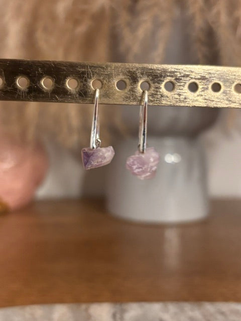 Boucles d'Oreilles Dormeuses Argentées – Pierre Naturelle Améthyste Brute | Lithothérapie & Style Bohème