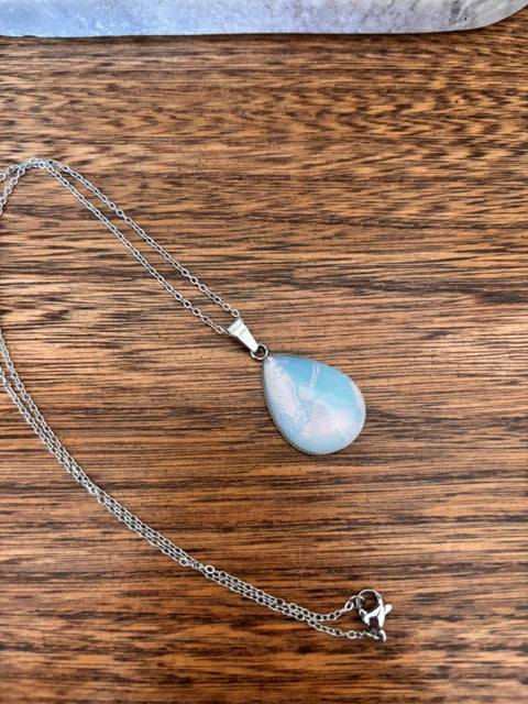 Collier Opaline Iridescente sur Monture | Chaîne Argentée Inoxydable 44 cm — Sagesse & Dépassement de Soi