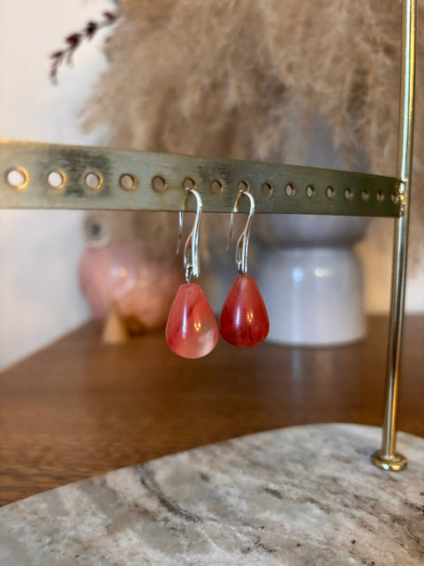 Boucles d'oreilles dormeuses allongées Cherry Quartz | Pierre naturelle goutte | Acier inoxydable argenté