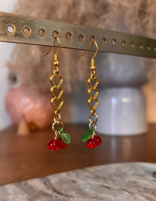 Boucles d'oreilles pendantes dorées | Trio de cœurs & cerises | Style Fairy Estival
