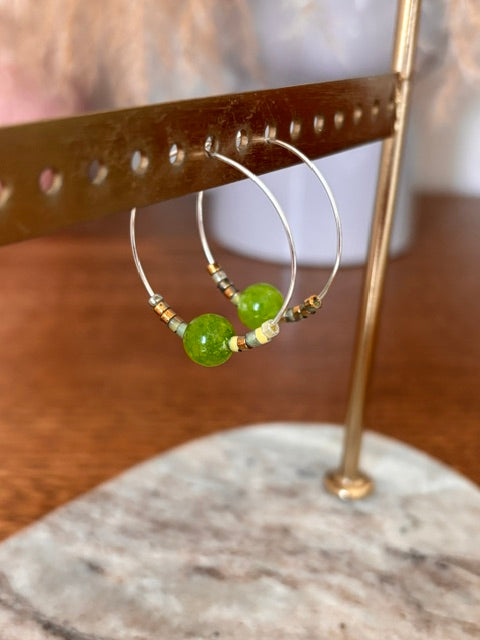 Boucles d'oreilles créoles Péridot & Perles de Verre Vertes – Fait Main France