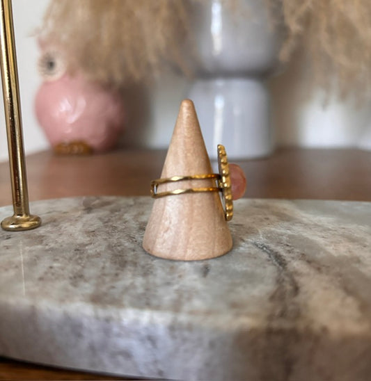 Bague dorée à pierre quartz rose ovale, vue de profil avec anneau fin