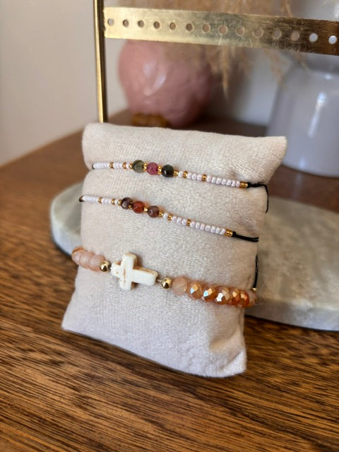 Lot de 3 bracelets en perles et pierres multicolores, avec croix nacrée