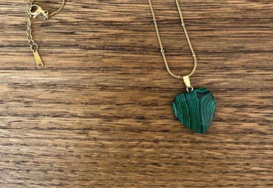 Collier Cœur Malachite – Chaîne Dorée & Perlée Pierre Naturelle Acier Inoxydable