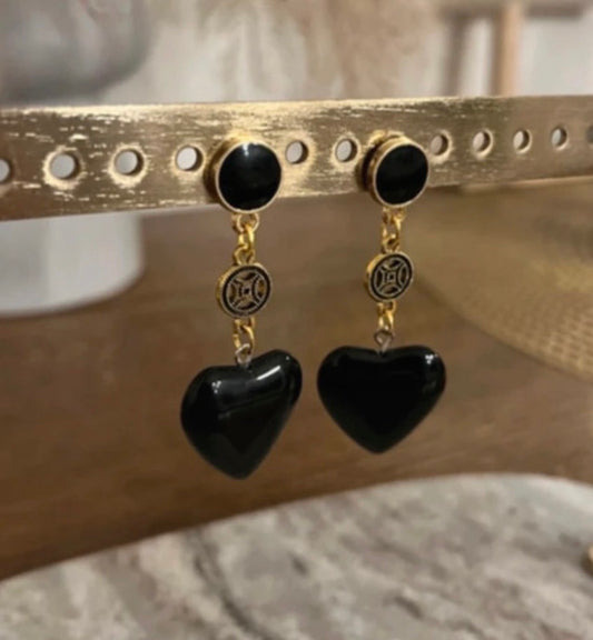 Boucles d’oreilles cœurs noirs, clous ronds, chaînettes et anneaux dorés