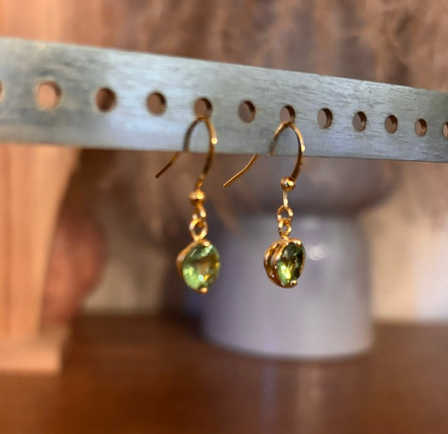 Boucles d'Oreilles Dormeuses Saphir Vert à Reflets – Plaqué Or 18 Carats