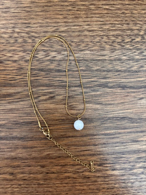 Collier Perle Œil de Chat Blanc – Chaîne Perlée Dorée Acier Inoxydable 8 mm