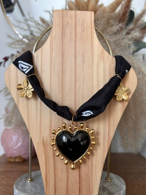 Collier bandana noir: pendentif cœur noir bordé d’or, cordon noué et motifs fleurs