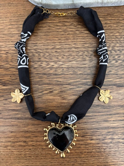 Collier bandana noir avec pendentif cœur noir, petits breloques fleurs dorées