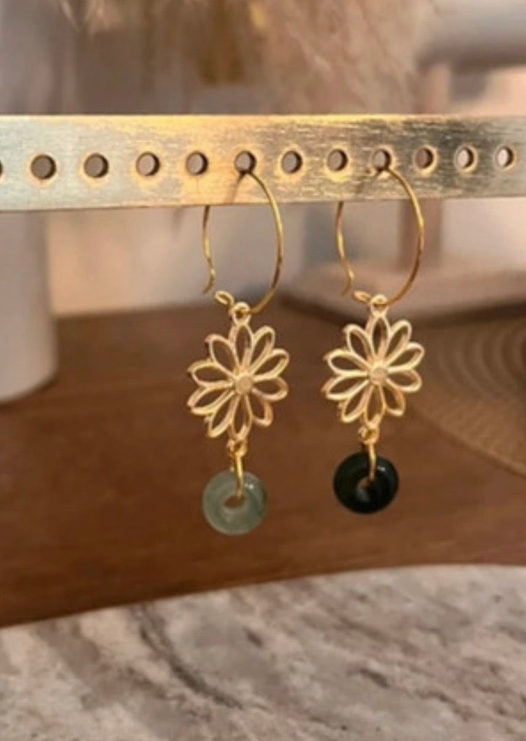 Créoles Dorées Fleur – Perles Donuts Aventurine Verte & Quartz Vert | 2 cm
