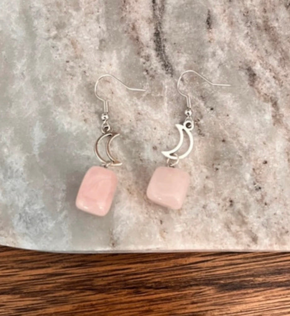 Dormeuses Pendantes Argentées Croissant de Lune – Quartz Rose Bloc | Acier Inoxydable