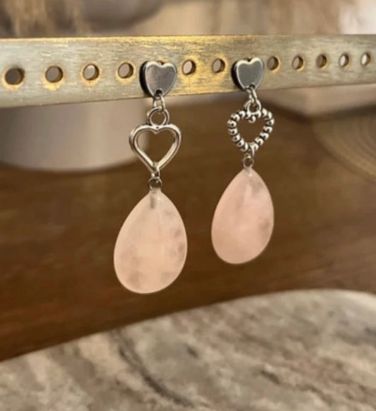Boucles d’oreilles pendantes asymétriques: cœurs et gouttes quartz rose