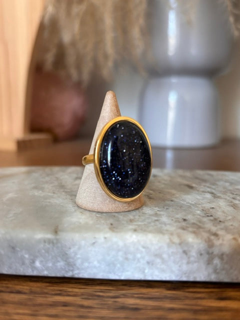 Bague Ajustable Pierre de Sable Bleu – Acier Inoxydable Doré 18×25 mm