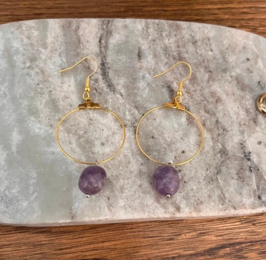 Boucles d’oreilles dormeuses dorées en anneau avec pendentif en améthyste violette
