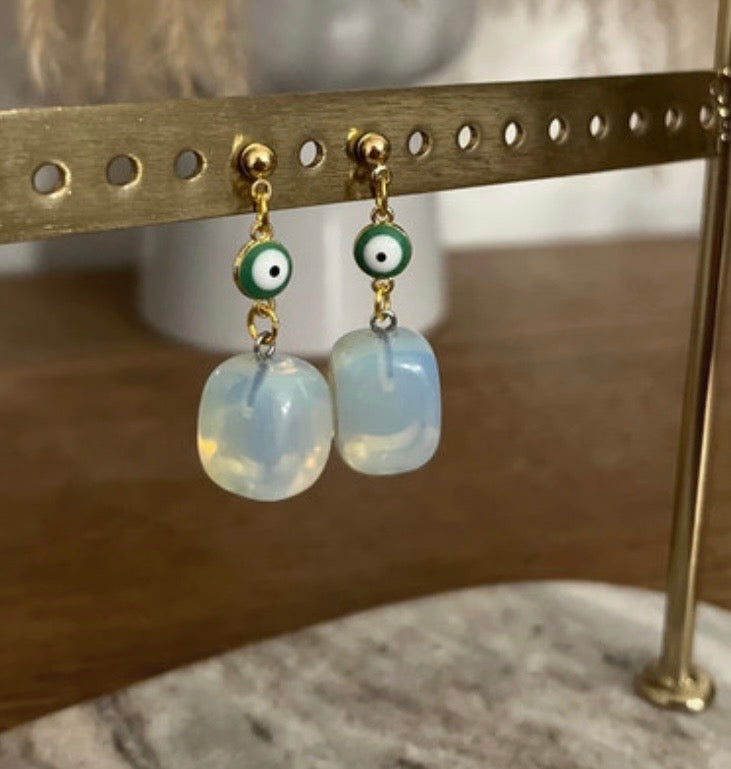 Clous d'Oreilles Perlés Acier Inoxydable – Pierre Opaline Naturelle & Breloque Porte-Bonheur Anti-Mauvais Œil
